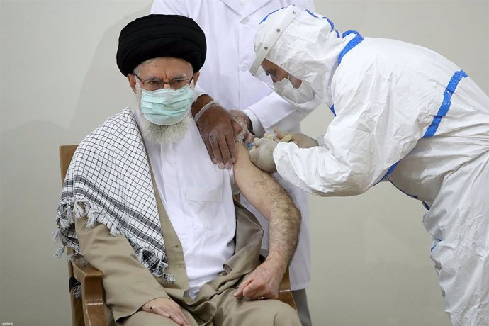 El líder supremo iraní, Alí Jamenei, es vacunado contra el coronavirus