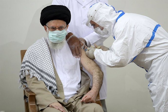HANDOUT - 23 July 2021, Iran, Teheran: Supreme Leader of Iran Ali Khamenei (L) receives the second dose of the COVIran Barakat, the Iranian coronavirus (COVID-19) vaccine. Photo: -/Iranian Supreme Leader's Office via ZUMA Press Wire/dpa - ACHTUNG: Nur z