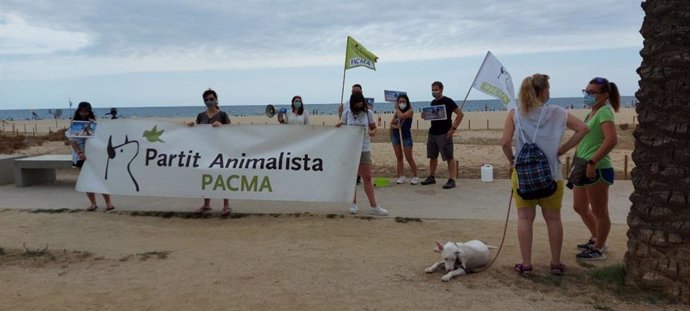 Pancarta de Pacma en la concentració per demanar l'accés d'animals a espais naturals.