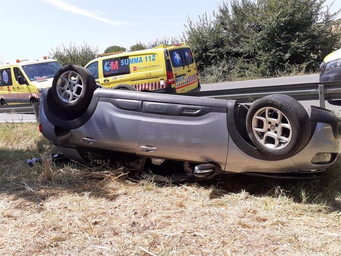 Una mujer y sus hijas de 1 y 6 años sufren un accidente en la M-119 tras volcar su coche