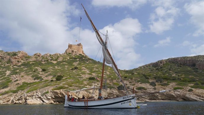 Una de las embarcaciones tradicionales en aguas de Cabrera.