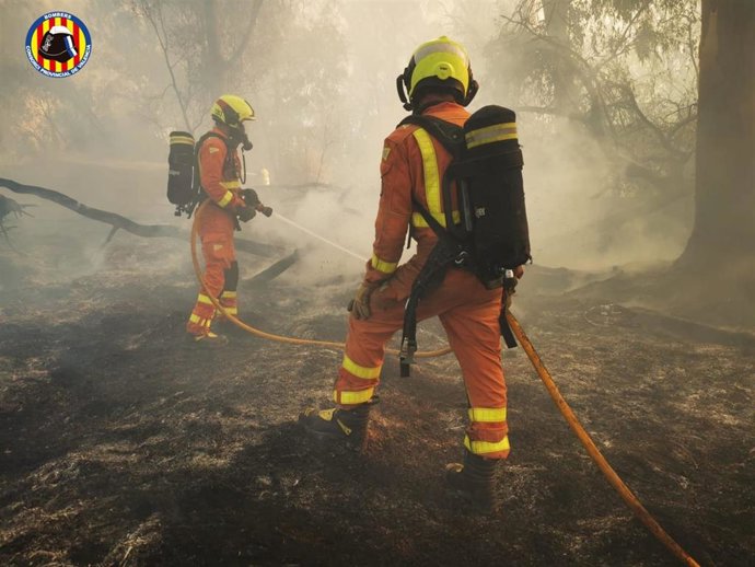 Archivo - Imagen de archivo de bomberos de Valencia en un incendio