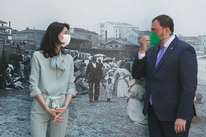 La ministra de Justicia, Pilar Llop, junto al presidente del Principado, Adrián Barbón, en su visita a la Feria Internacional de Muestras de Gijón (Fidma).