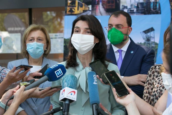 La ministra de Justicia, Pilar Llop, atiende a los medios en Gijón, acompañada por el presidente de Asturias, Adrián Barbón, y la Delegada del Gobierno, Delia Losa.