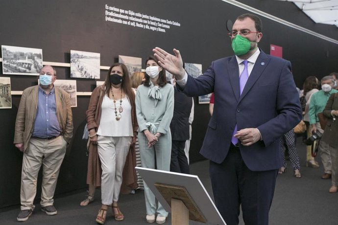 La ministra de Justicia, Pilar Llop (3i), y el presidente del Principado de Asturias, Adrián Barbón (1d), durante una visita a la 64 edición de la Feria Internacional de Muestras de Asturias (Fidma), a 8 de agosto de 2021, en el Recinto Ferial Luis Ada