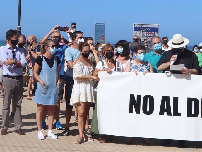 Asociaciones, vecinos y Ayuntamiento de El Ejido se manifiestan por una solución para la playa de Balerma