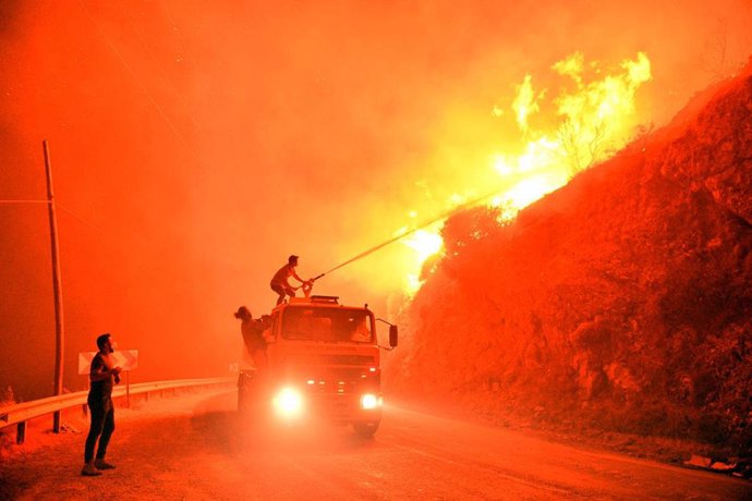 Un grupo de bomberos intena sofocar un fuego cerca de Milas, en el suroeste de Turquía.
