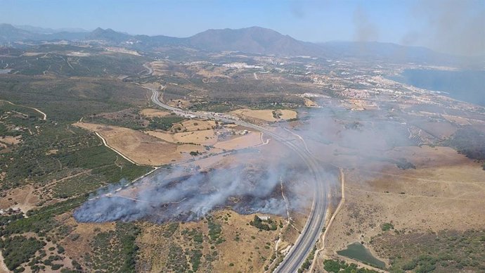 Incendio forestal declarado en Manilva (Málaga), en el que trabajan efectivos del Infoca