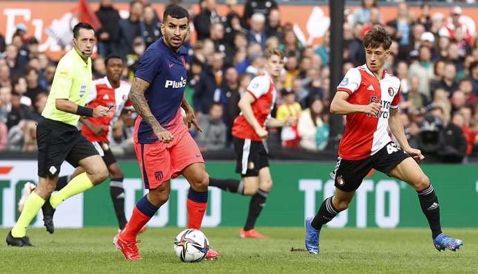 Angel Correa, autor del empate, durante una acción en el Feyenoord-Atlético de Madrid