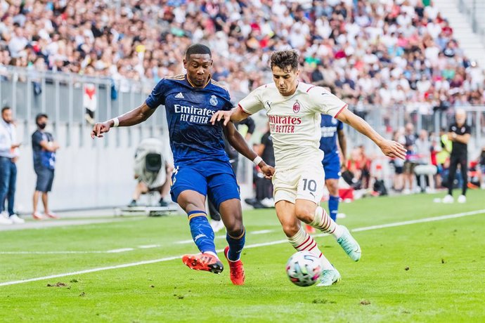 08 August 2021, Austria, Klagenfurt: Real Madrid's David Alaba (L) and AC Milan's Brahim Diaz battle for the ball during the Pre-Season Friendly soccer match between Real Madrid and AC Milan at Worthersee Stadium. Photo: Expa/Dominik Angerer/APA/dpa