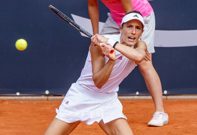 11 July 2021, Hamburg: German tennis player Andrea Petkovic in action against Romania's Elena-Gabriela Ruse during their women's singles final match of the Hamburg European Open tennis tournament. Photo: Axel Heimken/dpa