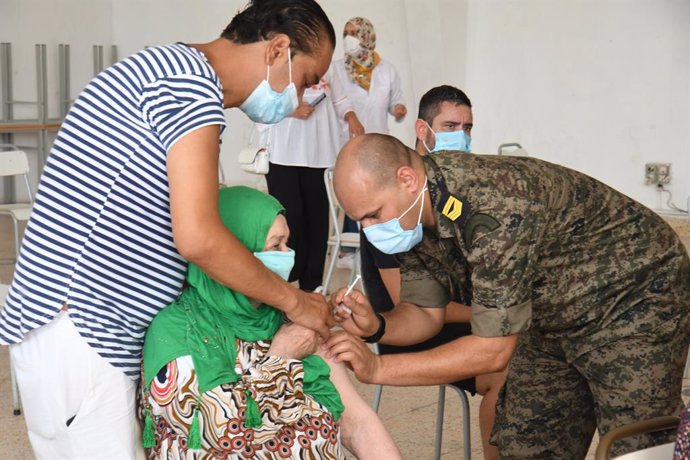 Un militar inocula a una mujer en Túnez contra la enfermedad de coronavirus