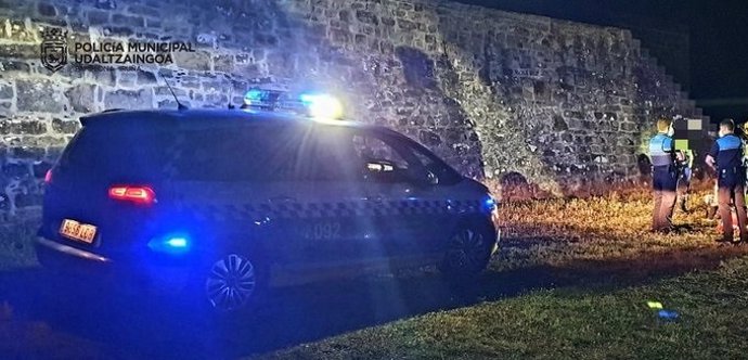 La Policía Municipal de Pamplona atiende la caída de una mujer a los fosos de la Vuelta del Castillo