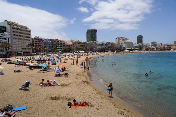 Una de las playas de Gran Canaria, durante el primer día en el que no es obligado el uso de la mascarilla en exteriores desde el inicio de la pandemia, a 26 de junio de 2021, en Gran Canaria, Islas Canarias (España). 