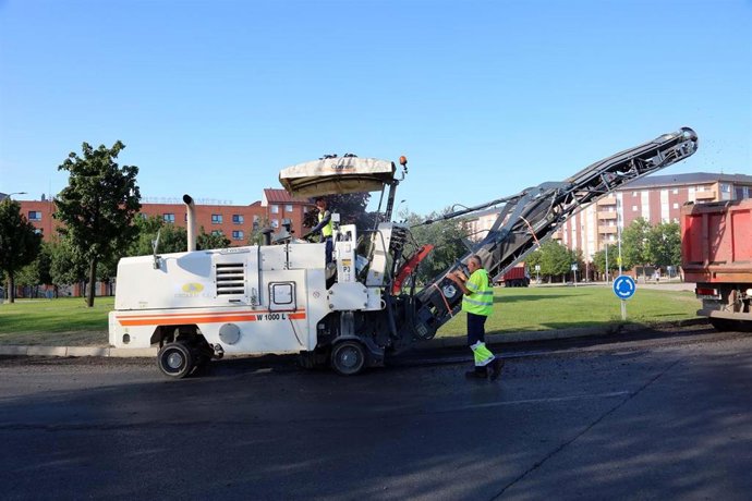 Trabajos de asfaltado en una calle de León-