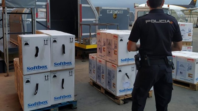 Nuevo avión procedente de Colonia (Alemania) ha aterrizado a las 06.25 horas de este lunes en el aeropuerto de Manises (Valencia) con más vacunas de Pfizer para la Comunitat Valenciana.