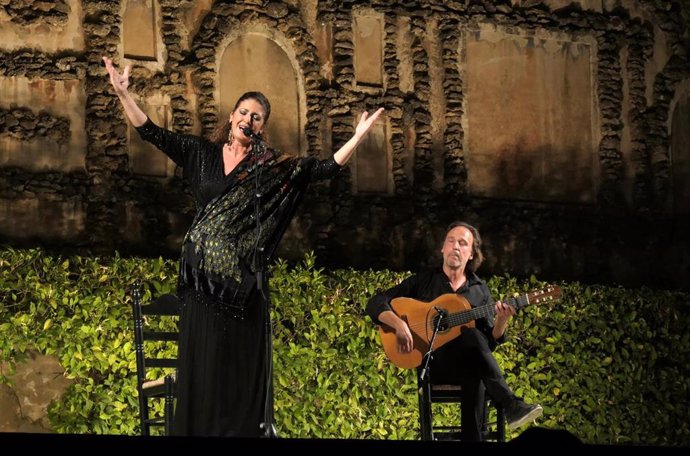La artista Alicia Gil en 'Noches en los Jardines del Real Alcázar de Sevilla.