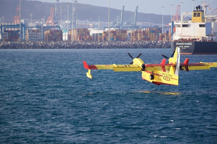 Un hidroavión operando frente a la ciudad de Las Palmas de Gran Canaria