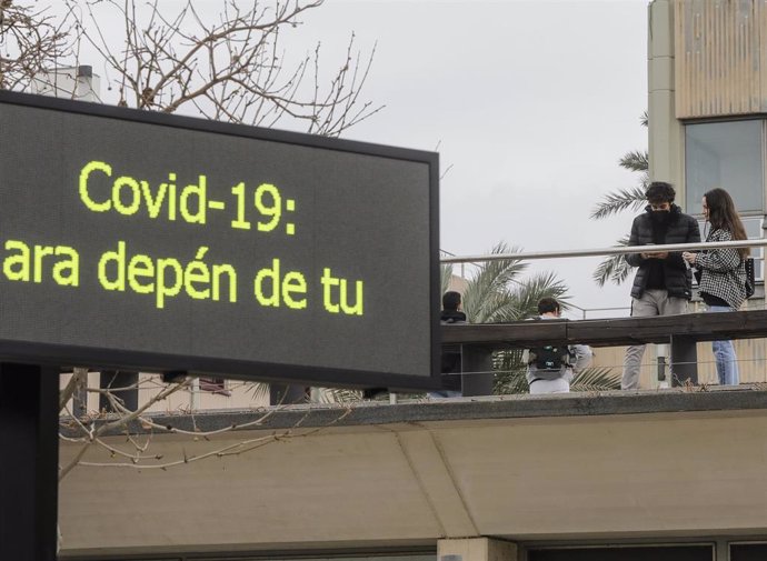 Archivo - Un cartel donde se lee "Covid-19: Ahora depende de ti", en una facultad de la Universidad Politécnica de Valencia el día en el que los universitarios vuelven a las aulas, en Valencia, Comunidad Valenciana (España), a 1 de marzo de 2021.