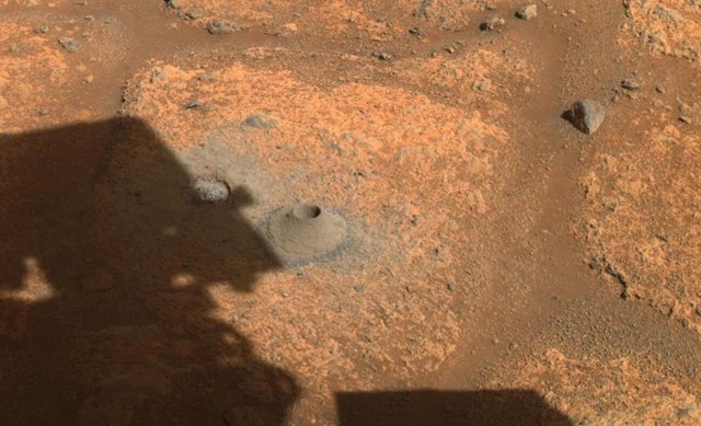 Esta imagen tomada por el rover Perseverance de la NASA el 6 de agosto de 2021 muestra el agujero perforado en una roca marciana en preparación para el primer intento del rover de recolectar una muestra.