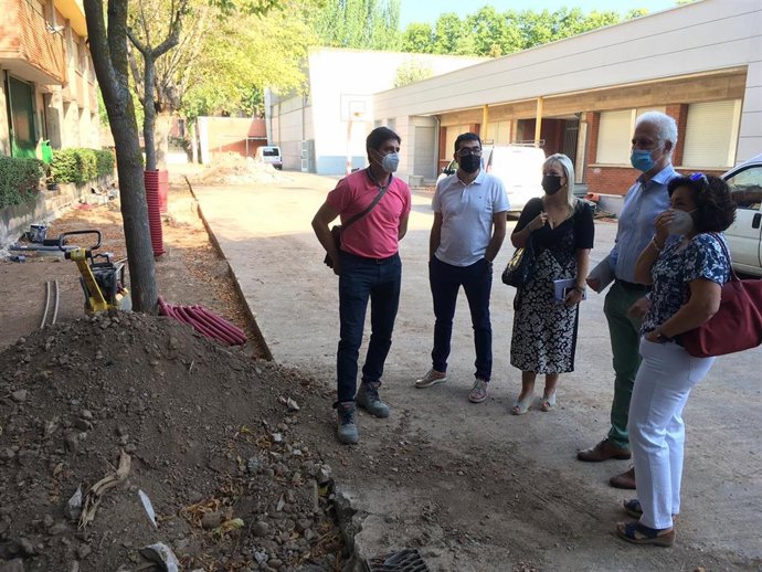 El alcalde de Logroño, Pablo Hermoso de Mendoza, junto con la concejala de Educación y Juventud, Beatriz Nalda