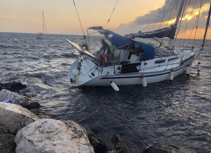 Rescatan a dos tripulantes de un velero encallado en los acantilados de la isla de Tabarca