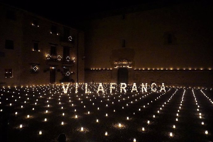 Un total de 10.000 velas iluminaron, durante la noche del sábado, el pueblo de Vilafranca (Castellón), que volvió "a sentir la magia" de La Noche de los Cirios.