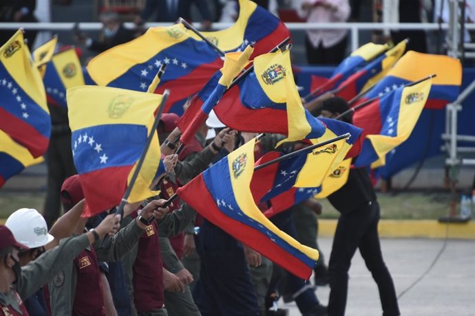 Archivo - Banderas de Venezuela en el desfile militar del 5 de julio
