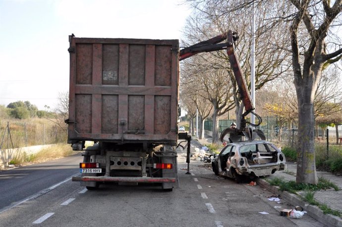Camión del Ayuntamiento retirando un vehículo abandonado en Palma