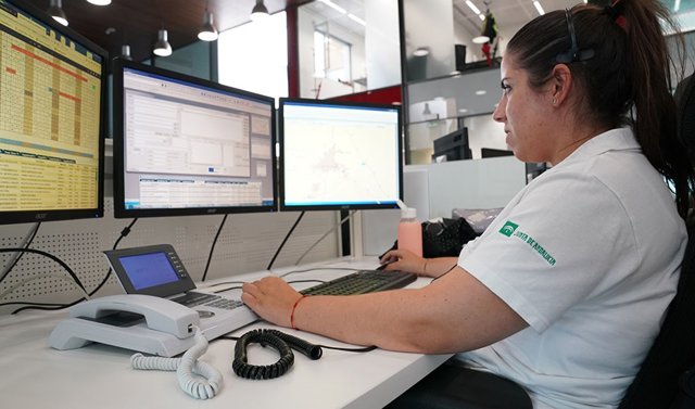 Archivo - Operadora en la sala regional de 112 Andalucía