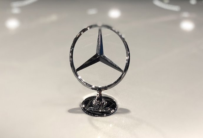 Archivo - Logo Mercedes-Benz