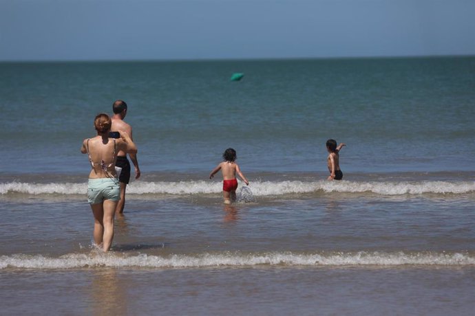 Archivo - La playa de la Valdelagrana en el Puerto de Santa Mária, (Cádiz) en foto de archivo.