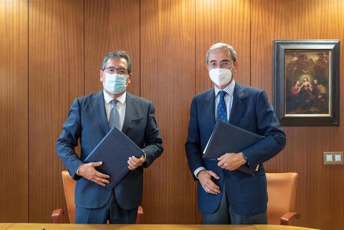 El presidente de la Fundación Cajasol, Antonio Pulido, y el presidente del patronato de Proyecto Hombre Sevilla, Antonio Fragero, en la firma del convenio de colaboración entre ambas entidades.