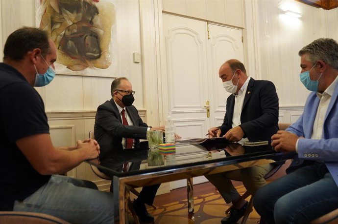 Firma del acuerdo de colaboración entre la Diputación de Segovia y la USAL para continuar las excavaciones en la ciudad romana de Confloenta.