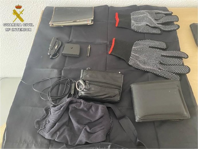 Una Guardia Civil fuera de servicio localiza a dos integrantes de un grupo de cogoteros