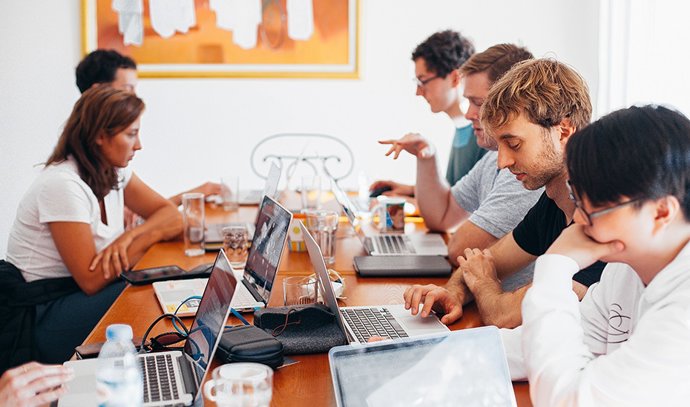 Archivo - Jóvenes trabajando con ordenadores.