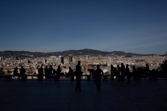 Archivo - Varias personas observan las vistas de Barcelona desde el Museo Nacional dArt de Catalunya (MNAC).