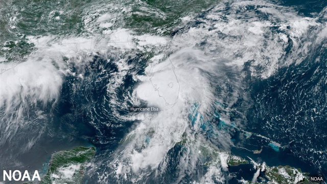 Imagen satelital NOAA GOES-East del huracán Elsa a medida que avanza por la costa oeste de Florida el 6 de julio de 2021. (NOAA)