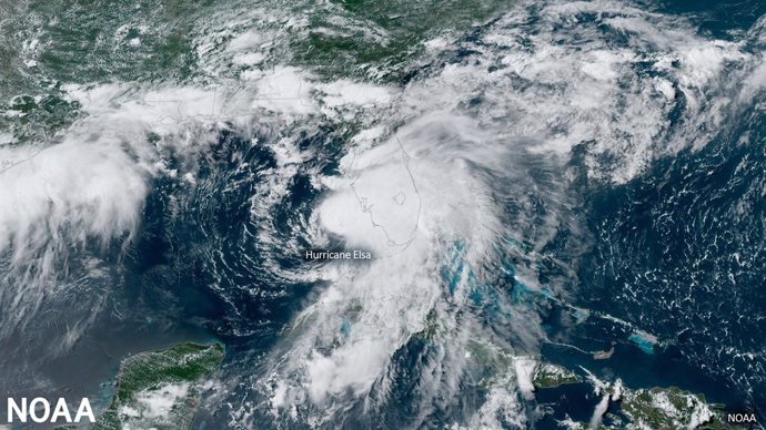 Imagen satelital NOAA GOES-East del huracán Elsa a medida que avanza por la costa oeste de Florida el 6 de julio de 2021. (NOAA)
