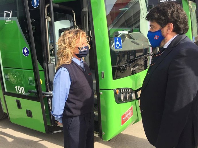 Archivo - El consejero de Transportes de la Comunidad de Madrid, David Pérez, con una conductora de autobuses interurbanos