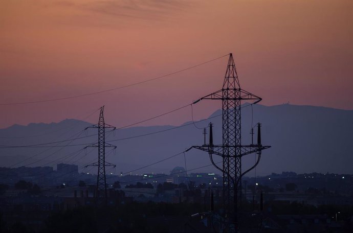 Torres de tensión el día en el que el precio de la luz alcanza un máximo histórico