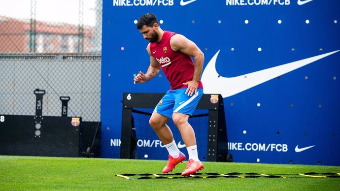 El jugador del FC Barcelona Sergio 'Kun' Agüero en un entrenamiento en la Ciutat Esportiva Joan Gamper