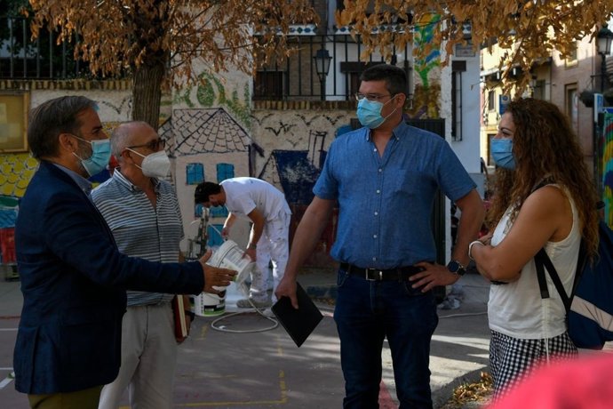 El edil de Mantenimiento de Granada, Jacobo Calvo, visita el colegio José Hurtado