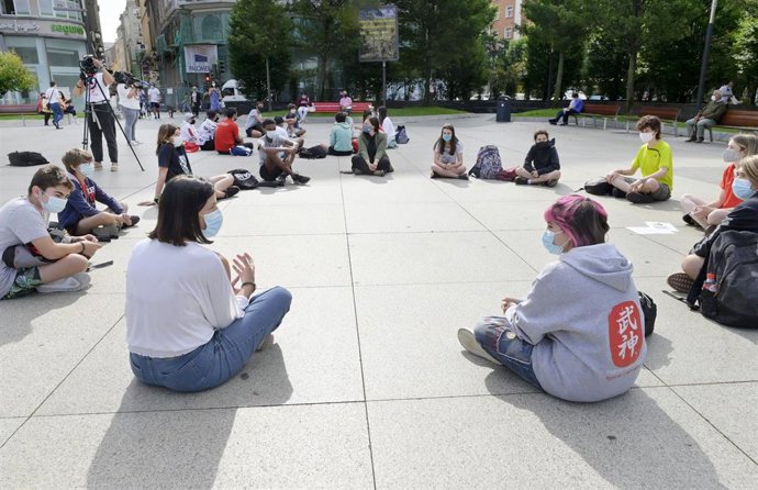 La alcaldesa visita el campamento tecnológico 'Verano Teenager'