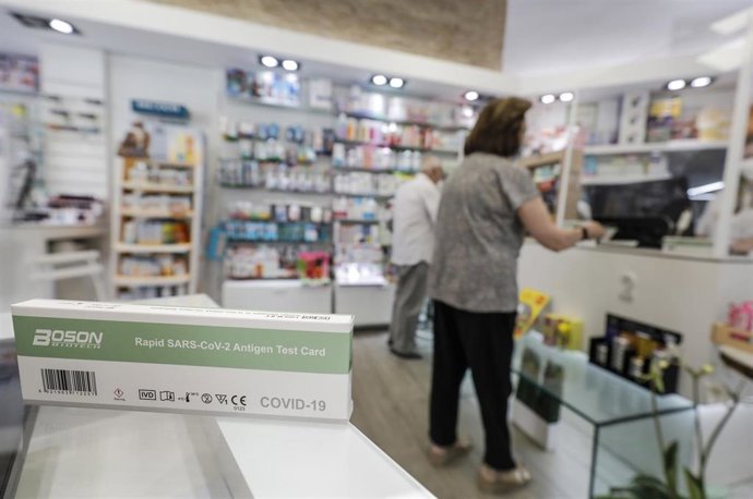 Una caja con test de antígenos contra la COVID-19 en una farmacia