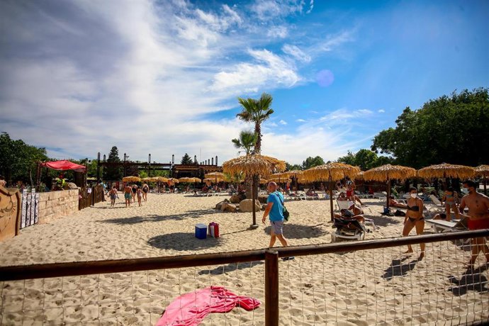 Archivo - Vista general de Malibú Beach, en el parque acuático Aquopolis.