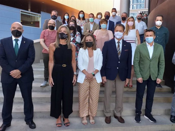 El presidente de Otea, José Luis Álvarez Almeida (abajo, a la derecha), antes de participar en el acto de Turismo de FADE, en la Feria Internacional de Muestras de Asturias, en Gijón