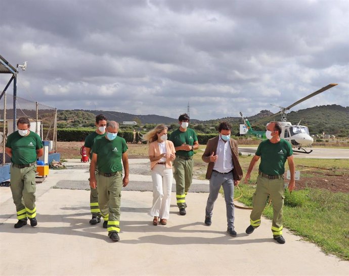 Archivo - La delegada de la Junta en Cádiz, Ana Mestre, durante la visita a las instalaciones del Centro de Defensa Forestal (Cedefo) en Alcalá de los Gazules.