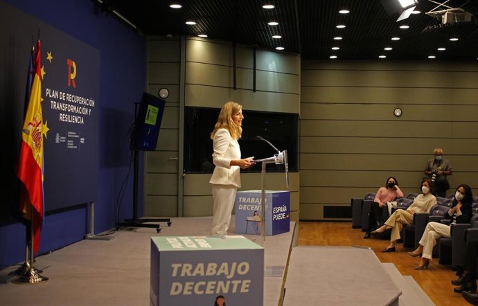 Archivo - La ministra de Trabajo y Economía Social, Yolanda Díaz, durante la presentación de las propuestas de su departamento en el Plan de Recuperación, Transformación y Resiliencia, a 10 de mayo de 2021, en Madrid (España).