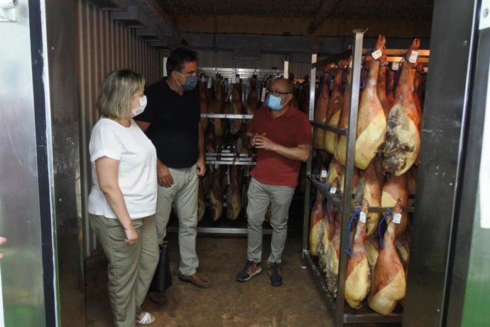 La directora general de Alimentación, Elena Escobar, visita la empresa Jamones Bermejo de Cuenca.